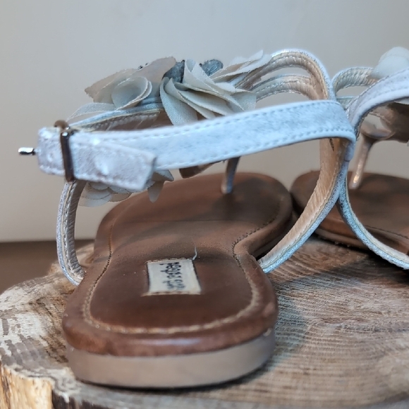 Not Rated Silvery Thong Sandals with Floral Detailed Beaded Embellishments - Picture 6 of 11
